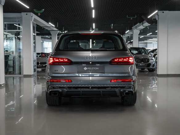 2026 Audi Q7 50 TDI II (4M) Рестайлинг 2, серый, 14670000 рублей - вид 5
