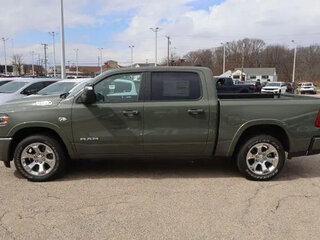 2026 Ram 1500 Crew Cab eTorque V Рестайлинг, зелёный, 7535705 рублей, вид 2