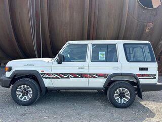 2025 Toyota Land Cruiser 76 70 Series Рестайлинг 2, белый, 10770000 рублей, вид 4