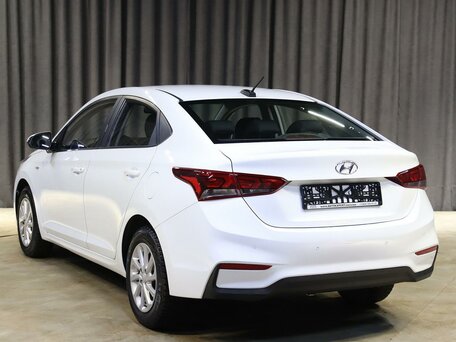 2017 Hyundai Solaris II, белый, 999000 рублей, вид 4