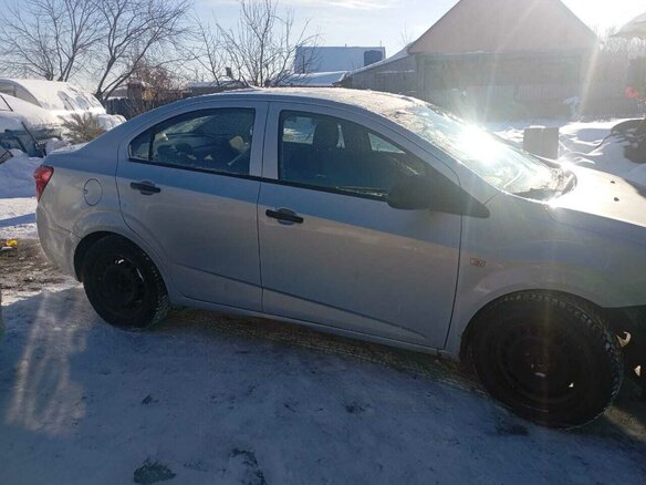 2013 Chevrolet Aveo II, серебристый, 250000 рублей - вид 1