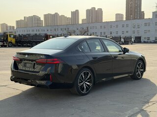 2025 BMW 5 серии 530i VIII (G60/G61/G68), чёрный, 9490000 рублей, вид 3