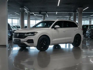 2018 Volkswagen Touareg III, белый, 4380000 рублей, вид 1