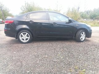 2015 Kia Rio III Рестайлинг, чёрный, 860000 рублей, вид 3
