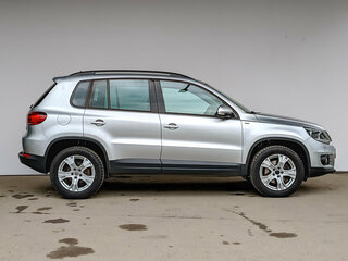 2016 Volkswagen Tiguan I Рестайлинг, серебристый, 1595000 рублей, вид 4