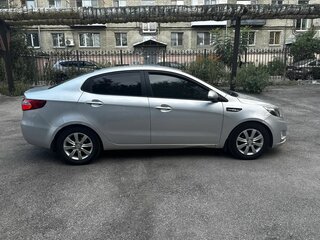 2014 Kia Rio 5-speed III, серебристый, 700000 рублей, вид 2
