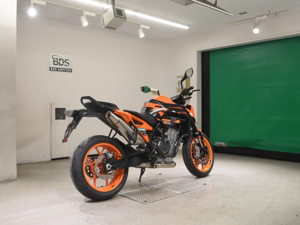 2023 KTM 890 Duke GP, чёрный, 900000 рублей - вид 4