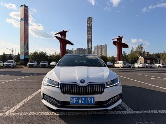 2023 Skoda Superb III Рестайлинг, белый, 2712000 рублей - вид 1