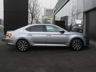 2023 Skoda Superb III Рестайлинг, серебристый, 2390000 рублей, вид 4