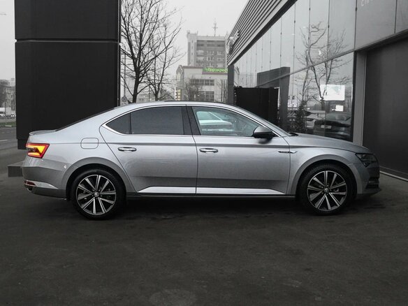 2023 Skoda Superb III Рестайлинг, серебристый, 2390000 рублей - вид 3