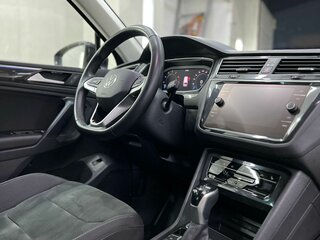 2021 Volkswagen Tiguan II Рестайлинг, чёрный, 3490000 рублей, вид 4