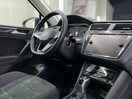 2021 Volkswagen Tiguan II Рестайлинг, чёрный, 3490000 рублей, вид 4