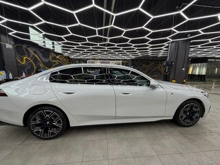 2025 BMW 5 серии Long 530Li xDrive VIII (G60/G61/G68), белый, 7300000 рублей, вид 4
