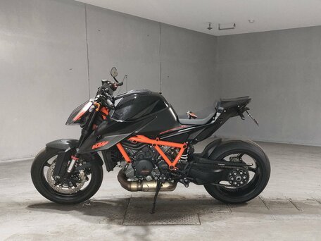 2020 KTM 1290 Super Duke R, чёрный, 1240000 рублей, вид 3