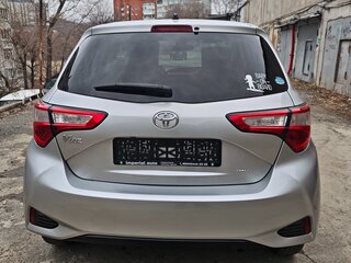 2017 Toyota Vitz III (XP130) Рестайлинг 2, серебристый, 950000 рублей, вид 4