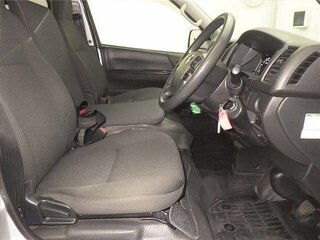 2020 Toyota HiAce H200 Рестайлинг, серебристый, 3850000 рублей, вид 3