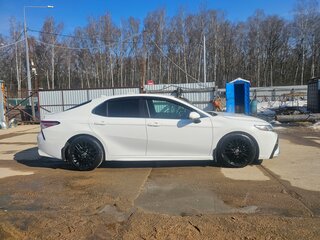 2020 Toyota Camry US Market VIII (XV70) Рестайлинг, белый, 2000000 рублей, вид 3