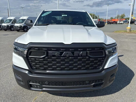 2026 Ram 1500 Crew Cab V Рестайлинг, белый, 6376509 рублей, вид 1