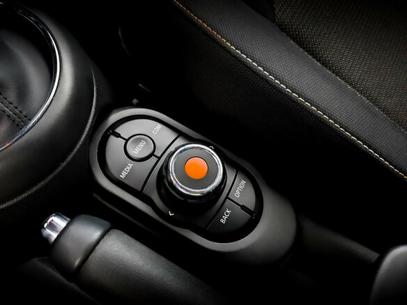 2020 Mini Hatch Cooper III (F55/F56) Рестайлинг, оранжевый, 2330000 рублей - вид 24
