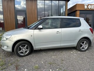 2013 Skoda Fabia II Рестайлинг, серебристый, 699000 рублей, вид 4