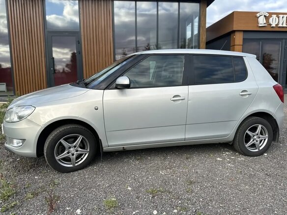 2013 Skoda Fabia II Рестайлинг, серебристый - вид 3