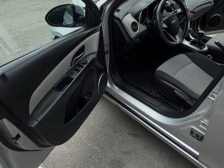 2013 Chevrolet Cruze I Рестайлинг, серебристый, 430000 рублей, вид 2