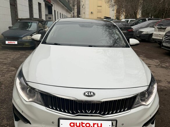 2019 Kia Optima IV Рестайлинг, белый, 1875000 рублей - вид 1