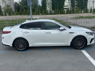 2019 Kia Optima IV Рестайлинг, белый, 1480000 рублей, вид 4