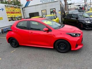 2022 Toyota Yaris IV, красный, 757000 рублей, вид 2