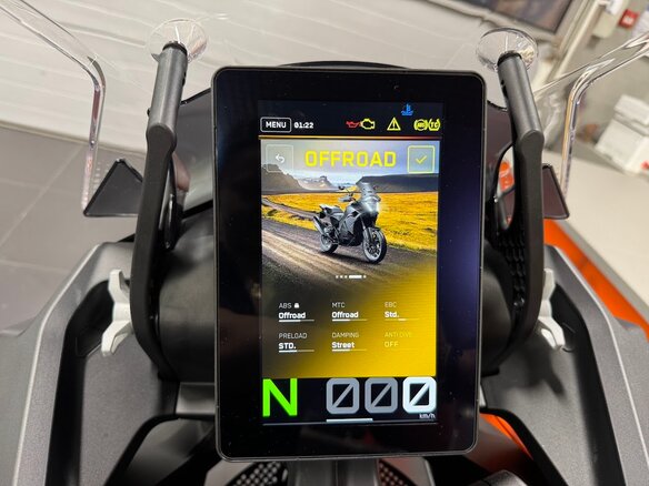 2025 KTM 1390 Super Adventure, оранжевый - вид 11