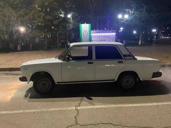 2005 Lada (ВАЗ) 2107, белый, 150000 рублей - вид 2