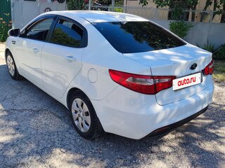 2013 Kia Rio 5-speed III, белый, 850000 рублей, вид 5
