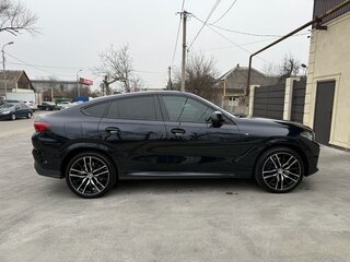 2021 BMW X6 40d III (G06), чёрный, 10200000 рублей, вид 4