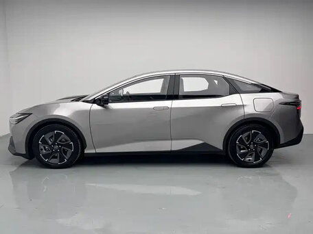 2026 Toyota bZ3, серый, 3774423 рублей, вид 4