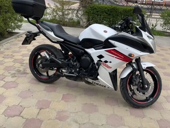 2011 Yamaha XJ6 (FZ6R), белый, 520000 рублей