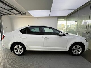 2018 Skoda Octavia III (A7) Рестайлинг, белый, 1820000 рублей, вид 4