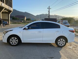 2020 Kia Rio IV Рестайлинг, белый, 915000 рублей, вид 4