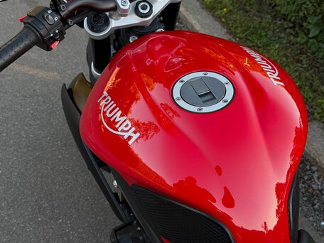 2015 Triumph Street Triple, красный, 640000 рублей, вид 4