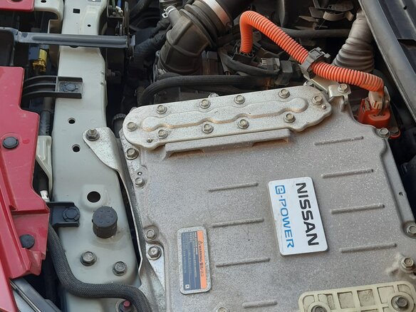 2017 Nissan Note e-Power II Рестайлинг, красный, 1250000 рублей - вид 13