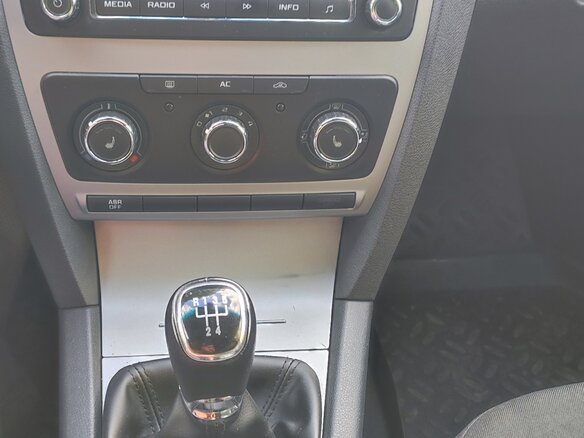 2012 Skoda Octavia II (A5) Рестайлинг, белый, 980000 рублей - вид 5