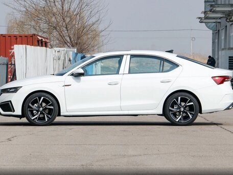 2023 Skoda Octavia IV (A8), белый, 2190000 рублей, вид 4