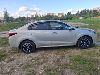 2019 Kia Rio IV, бежевый, 1450000 рублей, вид 4