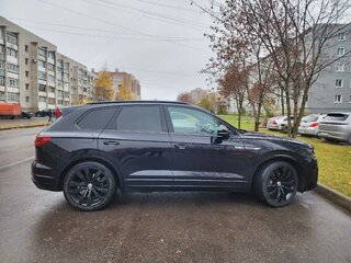 2019 Volkswagen Touareg III, чёрный, 4500000 рублей, вид 2