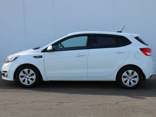 2017 Kia Rio III Рестайлинг, белый, 960000 рублей, вид 4
