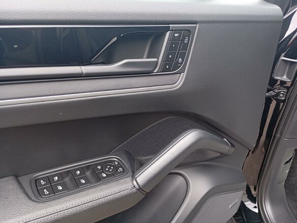 2023 Porsche Cayenne III Рестайлинг, чёрный, 13700000 рублей - вид 20