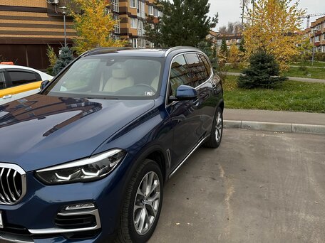 2019 BMW X5 40i IV (G05/G18), синий, 3740000 рублей, вид 2