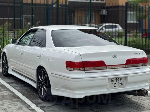 1999 Toyota Mark II VIII (X100), белый, 650000 рублей - вид 2