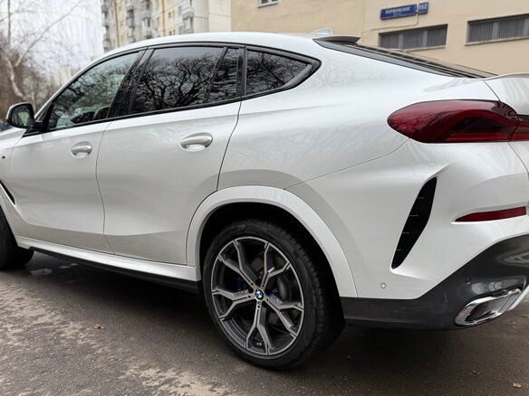 2021 BMW X6 40d III (G06), белый, 6200000 рублей - вид 18