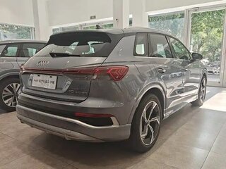 2024 Audi Q4 e-tron 45 I, серебристый, 3908033 рублей, вид 5