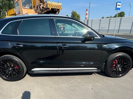 2021 Audi Q5 L 45 TFSI II (FY) Рестайлинг, чёрный, 4500000 рублей, вид 4